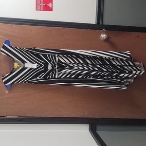 𝅺nwt Liz Lange black and white asymmetrical dress.  Size large.